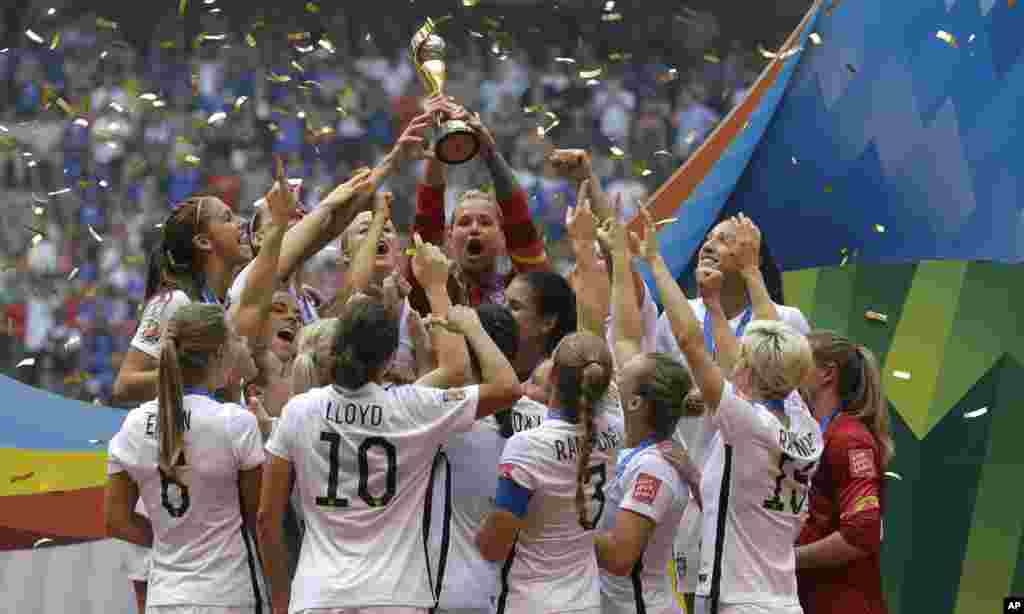 The United States Women's National Team celebrates with the trophy after they beat Japan 5-2 in the FIFA Women's World Cup soccer championship in Vancouver, British Columbia, July 5, 2015.
