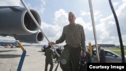 លោក Joe Dunford ឡើង​យន្តហោះ​យោធា C-17 សម្រាប់​ការ​ហោះហើរ​ពី​ប្រទេស​ប៊ែលហ្ស៊ិក ទៅ​សហរដ្ឋ​អាមេរិក កាលពី​ថ្ងៃទី១៩ ខែឧសភា ឆ្នាំ២០១៦។