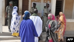 Quelques attendent à l'extérieur d'un bureau de vote lors du référendum constitutionnel à Nouakchott, le 5 août 2017