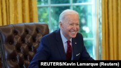 Predsjednik Joe Biden nakon potpisivanja uredbe (Foto: REUTERS/Kevin Lamarque)