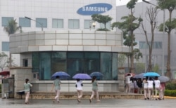 FILE - Employees make their way to work at the Samsung factory in Thai Nguyen province, north of Hanoi, Vietnam, Oct. 13, 2016. (Reuters)