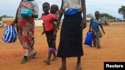 A South Sudan refugee family arrives at the UNHCR managed refugees reception point at Elegu, within Amuru district of the northern region near the South Sudan-Uganda border, Aug. 20, 2016.