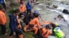 Proses evakuasi penumpang bus Sriwijaya rute Bengkulu-Palembang yang terjun ke jurang di Liku Lematang, Desa Prahu Dipo, Kecamatan Dempo Selatan, Pagaralam, Sumatera Selatan, Selasa. 24 Desember 2019. (Foto: Basarnas Palembang). 