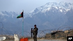 Seorang prajurit Tentara Nasional Afghanistan berjaga di pos pemeriksaan dekat pangkalan Bagram di utara Kabul, Afghanistan, 8 April 2020. (Foto: dok).