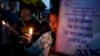Warga Jakarta menyalakan lilin dalam aksi bersama menyerukan penghentian kekerasan seksual terhadap perempuan. (Foto: Dok)