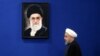 تحلیلگران:اظهارات خامنه ای انعکاس دهندۀ نظر حکومت ایران است و گفته های آقای روحانی خواست مردم آن کشور است. 