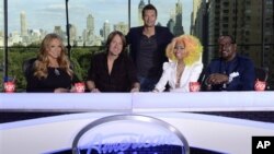 Pembawa acara "American Idol" Ryan Seacrest (tengah), berpose dengan (kiri ke kanan) Mariah Carey, Keith Urban, Nicki Minaj dan Randy Jackson. (AP Photo/Fox, Michael Becker)