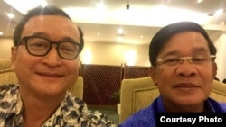 នេះជា​រូប​ដែល​ត្រូ​វ​បាន​គេ​ចែក​ចាយ​ពេញ​ប្រព័ន្ធ​សង្គម​ក្នុង​ប្រទេស​កម្ពុជា​ ដែល​បង្ហាញ​ពី មេដឹកនាំ​ គណបក្ស​ប្រឆាំង​លោក​សម​ រង្ស៊ីនិង​ នាយក​រដ្ឋមន្រ្តី​ហ៊ុន សែនបាន​ថត​រូប​ជា​មួយ​គ្នា​ដើម្បី​បង្ហាញ​ពី វប្បធម៌បន្ទាប់​ពី កិច្ច​ពិភាក្សារវាង​គ្រួសារ​ទាំង​ពីរ​នៅសណ្ឋាគារ​ Cambodiana ទី​ក្រុង​ភ្នំ​ពេញ​ប្រទេស​កម្ពុជា។