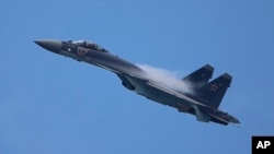 Jet tempur Rusia Su-35 mendekati pesawat P-8A dua kali, Minggu (19/4). (Foto: ilustrasi). 