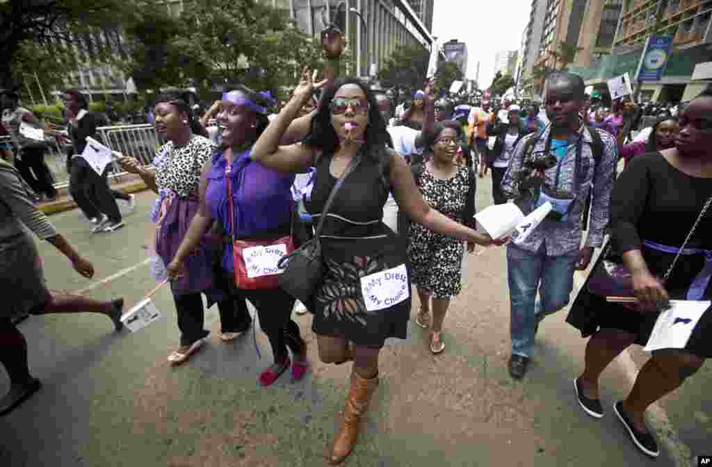 Des kenyanes protestent pour le droit de porter des vêtements selon leur choix, lors d&#39;une manifestation dans le centre de Nairobi, au Kenya lundi 17 novembre 2014. Un récent incident au cours duquel une foule d&#39;hommes a entouré une femme et déchiré les vêtements de cette dernière, la laissant nue sur la rue en face d&#39;un arrêt de sous prétexte qu&#39;elle était mal habillée, est une de ces nombreuses vidéos qui ont circulé en ligne ces derniers jours causant une vague de colère qui a incité environ 1000 manifestants, dont un certain nombre d&#39;hommes appuyant la cause des femmes, à marcher lundi dans les rues de Nairobi. (AP Photo / Ben Curtis)