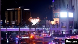 Policija Las Vegasa i ekipe hitne pomoći na raskrsnici Tropikana Avenije i Bulevara Las Vegas poslije masovne pucnjave na Las Vegas Stripu