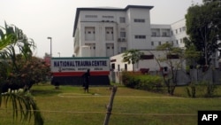 Un homme passe devant l'hôpital national à Abuja, au Nigeria, le 14 janvier 2016.