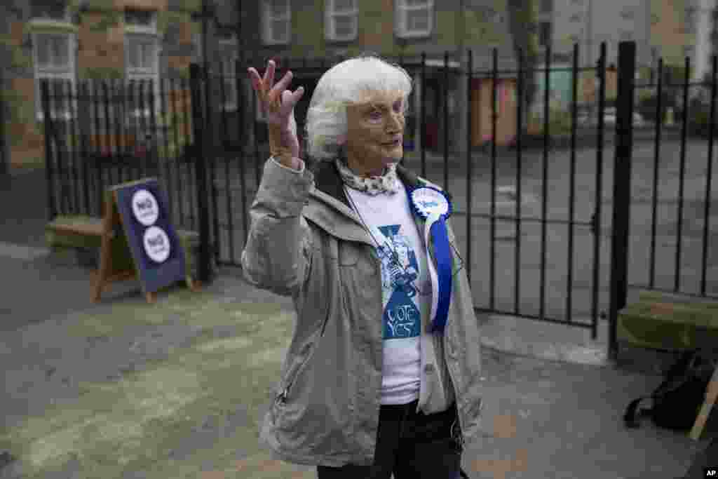 Warga Edinburgh berusia 83 tahun, Isabelle Smith, yang mendukung kemerdekaan Skotlandia, berbicara dengan kanto berita Associated Press di sebuah tempat pemungutan suara di Edinburgh di Skotlandia (18/9). (AP/Matt Dunham) 