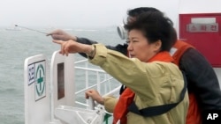 Presiden Korea Selatan Park Geun-hye mengunjungi lokasi tenggelamnya kapal Sewol di atas kapal penjaga pantai di Jindo, Korea Selatan (17/4).