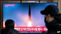 Sebuah stasiun berita di Stasiun Kereta Api Seoul di Seoul, Korea Selatan, menayangkan berita mengenai peluncuran rudal Korea Utara, 18 Desember 2023. (Foto: AP)
