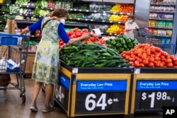 Ljudi kupuju namirnice u Walmart Superstoreu u Secaucusu, N.J., 11. jula 2024.