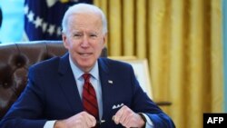 រូបឯកសារ៖ លោក Joe Biden ប្រធានាធិបតីសហរដ្ឋអាមេរិក រៀបចុះហត្ថលេខាលើបទបញ្ជានីតិប្រតិបត្តិមួយចំនួននៅសេតវិមាន ក្នុងរដ្ឋធានីវ៉ាស៊ីនតោន កាលពីថ្ងៃទី២៨ ខែមករា ឆ្នាំ២០២១។