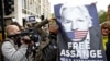 Para pengunjuk rasa melakukan aksi protes di luar Pengadilan Negeri Westminster di London, lokasi pendiri WikiLeaks, Julian Assange, diadili, 2 Mei 2019. 