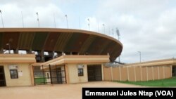 L'une des entrée au stade omnisports de Yaoundé, l'un des sites retenus pour abriter la CAN 2019 au Cameroun, le 15 août 2017. (VOA/Emmanuel Jules Ntap)