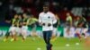  Serge Aurier s'échauffe avant un match pour le PSG, au parc des Princes, à Paris, le 13 septembre 2016.