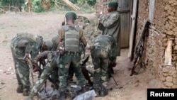 Des soldats des Forces armées de la RDC déployées dans le territoire de Rutshuru, dans une opération contre les rebelles rwandaise des FDLR, 28 février 2015. REUTERS/Kenny Katombe 