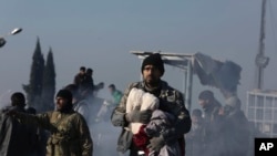 Warga Suriah yang dievakuasi dari Aleppo selama gencatan senjata, tiba di kamp penampungan pengungsi di Rashidin, dekat Idlib, Suriah, (19/12). 