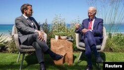 Predsjednik SAD Joe Biden i francuski predsjednik Emanuel Makron razgovaraju na marginama samita G7 u Kornvolu u Engleskoj