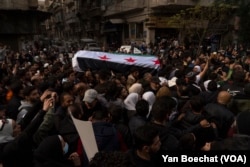Tijelo aktiviste Mazena al-Hamade u povorci oko centra Damaska, u Siriji, prije njegove sahrane, 13. decembra 2024.