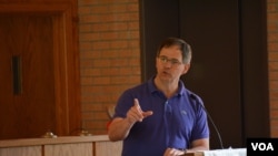 Pastur Chris Ayers berkhotbah di Gereja Wedgewood di Charlotte, North Carolina. (W. Gallo/VOA)