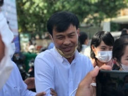 លោក មាន ព្រហ្មមុន្នី សកម្មជន​ការពារ​សិទ្ធិ​មនុស្ស ចូលរួម​សន្និសីទ​កាសែត​នៅ​ខណ្ឌ​ចម្ការមន រាជធានី​ភ្នំពេញ នៅ​ថ្ងៃទី២៣ ខែវិច្ឆិកា ឆ្នាំ២០២១ ស្តីពី​ជំហរ​របស់​សកម្មជន ក្រោយ​ត្រូវបាន​ដោះលែង​ចេញ​ពី​ពន្ធនាគារ។ (ហ៊ុល រស្មី/វីអូអេ)