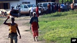 Ivorian refugees walk in the village of Loguatuo in Liberia (file photo - 10 Dec 2010)
