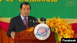 រូបឯកសារ៖ លោក​នាយករដ្ឋមន្ត្រី ហ៊ុន សែន ថ្លែង​សុន្ទរកថា ក្នុង​វេទិកា​សភា​អាស៊ី-ប៉ាស៊ីហ្វិក​លើក​ទី​២៧​ ​ដែល​ធ្វើ​ឡើង​ក្នុង​ក្រុង​អង្គរ​ខេត្ត​សៀមរាប​កាល​ពី​ថ្ងៃទី ១៥ ខែ មករា ឆ្នាំ២០១៩។ (រូបថត​ពី​ទំព័រ​ហ្វេសប៊ុក​ផ្លូវការ​របស់​លោក ហ៊ុន សែន) 