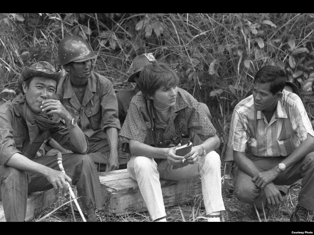 លោកស្រី Kate Webb ជាមួយ​នឹង​ទាហាន និង​អ្នក​បើក​រថយន្ត​នៅ​ពេល​លោកស្រី​ចុះ​ទៅ​យក​ព័ត៌មាន។ (Sylvana Foa/មជ្ឈមណ្ឌល​ឯកសារ​កម្ពុជា)