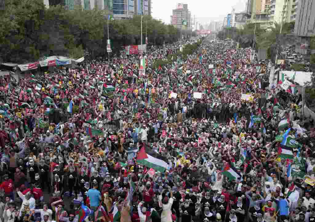 Wafuasi wa chama cha kisiasa na kidini cha Pakistan cha Jamaat-e-Islami wahudhuria maandamano dhidi ya mashambulio ya anga ya Israel huko Gaza, na kuwaunga mkono wa Palestina mjini Karachi, Pakistan. Jumapili Oct 15, 2023.