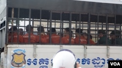 រូប​ឯកសារ៖ អ្នកទោស​ អង្គុយ​នៅ​ក្នុង​រថយន្ត​ដឹក​អ្នកទោស​មក​កាន់​សាលា​ដំបូង​រាជធានី​ភ្នំពេញ​ កាល​ពី​ថ្ងៃទី​២៣​ ខែ​មីនា​ ឆ្នាំ​២០១៧។ (ហ៊ាន សុជាតា/VOA)