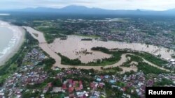 Daerah banjir di Bengkulu, Indonesia, diambil dari video yang diperoleh dari media sosial, 27 April 2019. (EP PRODUKSI KREATIF / via REUTERS).