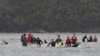 Upaya penyelamatan paus yang terdampar di Macquarie Harbour, dekat Strahan, Tasmania, Australia, 22 September 2020. (Foto: AAP / The Advocate Pool, Brodie Weeding)
