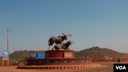  រូប​សំណាក់​គោ​ព្រៃ​ដែល​ជា​និមិត្ត​រូប​នៃ​ខេត្ត​មណ្ឌល​គិរី ក្រុង​សែន​មនោរម្យ​ កាល​ពី​ថ្ងៃ​ទី​១១​ ខែ​មីនា ឆ្នាំ​២០១៥។ ខេត្ត​មណ្ឌល​គិរី​គឺ​ជា​ខេត្ត​ដែល​មាន​ផ្ទៃ​ដី​ធំ​ជាង​គេ​នៅ​ក្នុង​ប្រទេស​កម្ពុជា​និង​គ្រប​ដណ្តប់​ដោយ​ព្រៃ​ឈើ​ ប៉ុន្តែ​មាន​ប្រជាជន​តិច​ជាង​គេ​ ហើយ​ភាគ​ច្រើន​គឺ​ជា​ជនជាតិ​ព្នង។​ (នូវ​ ពៅ​លក្ខិណា​/VOA)