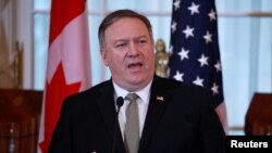 លោក​ Mike Pompeo រដ្ឋ​មន្ត្រី​ក្រសួង​ការបរទេស​សហរដ្ឋ​អាមេរិក​ថ្លែង​ក្នុង​សន្និសីទ​សារព័ត៌មាន​ក្នុង​ជំនួប​ថ្នាក់​រដ្ឋ​មន្ត្រី​ជាមួយ​សមភាគី​កាណាដា នៅ​ក្រសួង​ការបរទេស​ក្នុង​រដ្ឋ​ធានី​វ៉ាស៊ីនតោន កាល​ពី​ថ្ងៃ​ទី​១៤ ធ្នូ ២០១៨។
