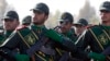 Anggota Korps Pengawal Revolusi Islam Iran melakukan parade di Teheran (foto: dok). Pemerintah AS menjatuhkan sanksi terhadap beberapa pejabat Korps Pengawal Revolusi Islam Iran. 