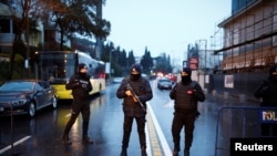 La police sécurise le lieu de l'attaque à Istanbul, Turquie, le 1er janvier 2017. 