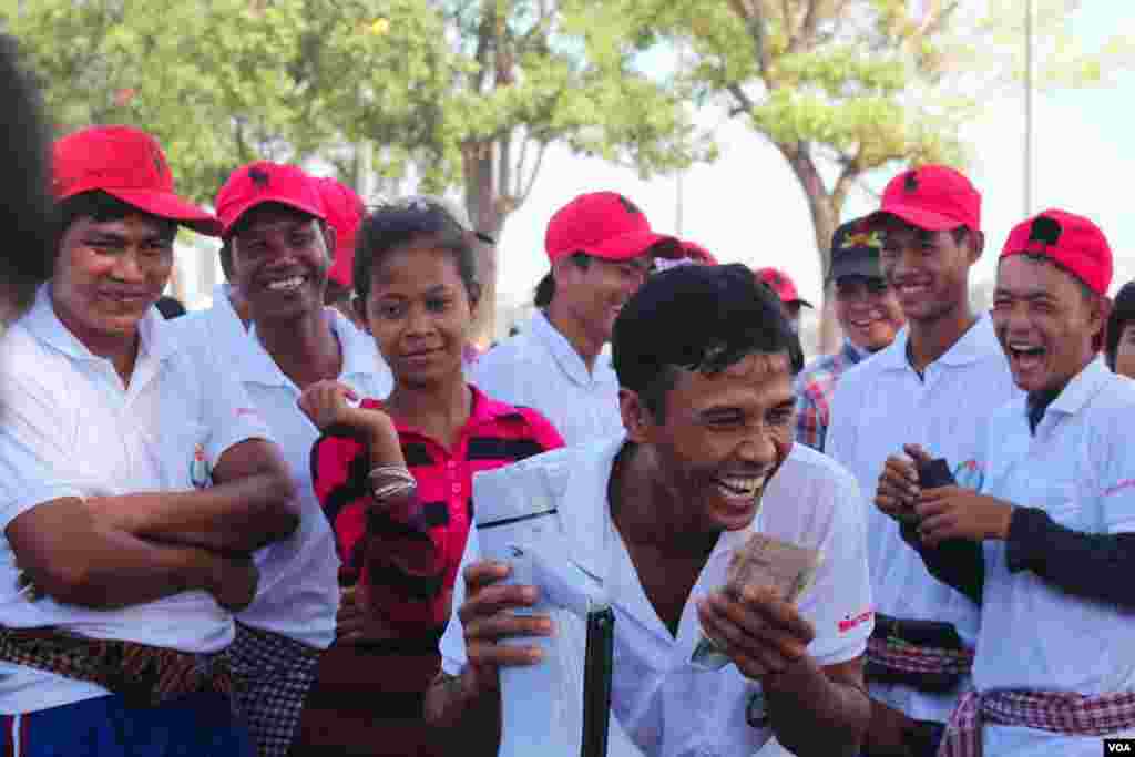 សកម្មភាព​របស់​ប្រជា​ពលរដ្ឋ​ដែល​ចូលរួម​នៅ​ក្នុង​ថ្ងៃ​ទី​មួយ​នៃ​ព្រះរាជ​ពិធី​បុណ្យ​អុំទូក​នៅ​រាជធានី​ភ្នំពេញ​នៃ​ប្រទេស​កម្ពុជា នៅ​ថ្ងៃ​ទី៥ ខែវិច្ឆិកា​ ឆ្នាំ២០១៤។​ (នូវ ពៅលក្ខិណា VOA)