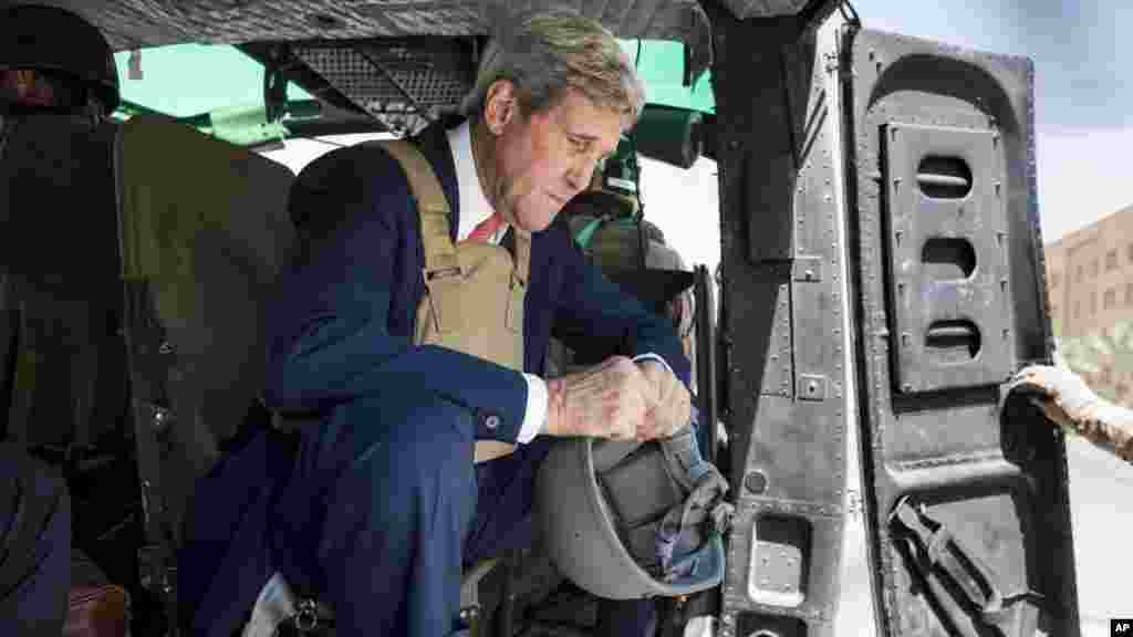 U.S. Secretary of State John Kerry arrives in Baghdad, Iraq, Sept. 10, 2014.