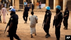 Des soldats de la paix de l'U.N. patrouillent après une attaque à Bangassou, à environ 730 km à l'est de Bangui, 14 février 2016.