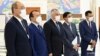 Chapdan Bosh vazir Abdulla Aripov, Prezident Admiistratsiyasi rahbari Zaynilobiddin Nizomiddinov va O'zbekiston iqtisodiyoti va moliya sektori uchun mas'ul vazirlar va maslahatchilar, Toshkent, 5-iyul 