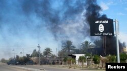 Asap di balik bendera ISIS (Foto: dok.)