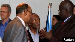 Le ministre soudanais de la Défense Abdelrahim Mohamed Hussein (à g.) parle à son homologue sud-soudanaisJohn Kong Nyuon (à dr.) le 8 mars, à Addis Abéba