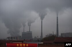 Asap menyembur dari pembangkit listrik berbahan bakar batu bara di dekat Datong, di Provinsi Shanxi, China utara. (Foto: AFP)