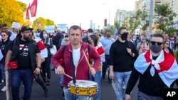 Seorang pengunjuk rasa menabuh drum selama demonstrasi pendukung oposisi Belarus memprotes hasil resmi pemilihan presiden di Minsk, Belarusia, Minggu, 20 September 2020. (Foto: AP)