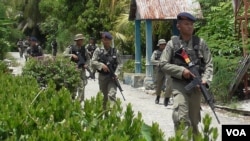Pasukan Brimob yang dilibatkan dalam operasi Tinombala 2016, saat mengamankan lokasi jatuhnya Helikopter TNI AD di Poso Pesisir, Kabupaten Poso (Foto: Yoanes Litha/VOA)